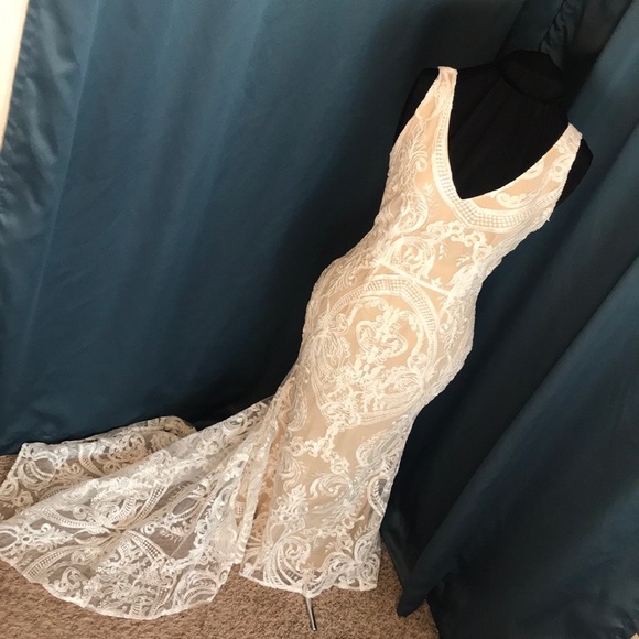 Elegant lace gown with train - Picture 2 of 12